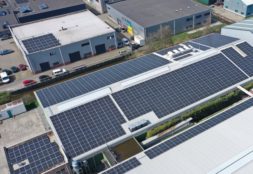 Photovoltaik-Anlagen auf Dach eines Firmenkomplexes